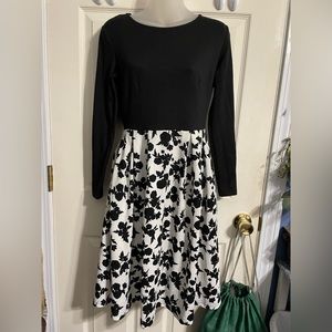 Black and white long sleeved dress! (Knee length)